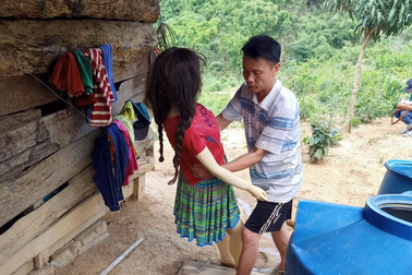 Bé gái 12 tuổi bị nam thanh niên "yêu" đến mức phải nhập viện