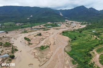 Vỡ hồ nước ở Lâm Đồng, lũ cát cuồn cuộn đổ về san phẳng nhà vườn