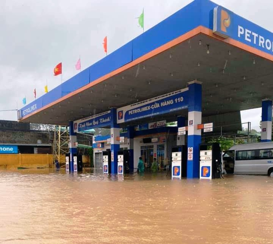  Chính quyền giúp di dời hàng trăm hộ dân cùng tài sản ra khỏi vùng lũ - 12