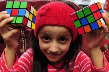 Bé 5 tuổi “xử lý” khối rubik trong chưa đầy 2 phút 