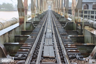 Cầu đường sắt qua sông Hương 3 lần liên tiếp "chèn đá" chống chọi lũ lớn