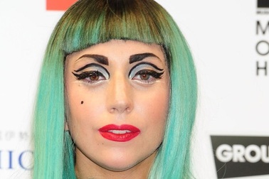 Khi "sao" mắc lỗi trang điểm