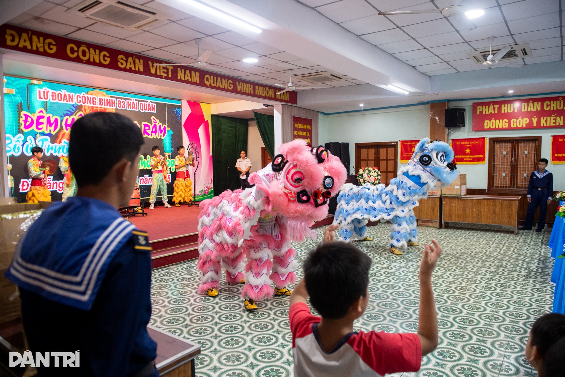 Vui Tết Trung thu cùng con các chiến sĩ Trường Sa - 1 Vui Tết Trung thu cùng con các chiến sĩ Trường Sa - 1