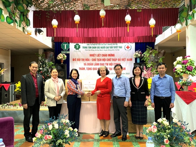 Hội Chữ thập đỏ Việt Nam tặng Trung tâm hàng phòng chống dịch Covid-19.