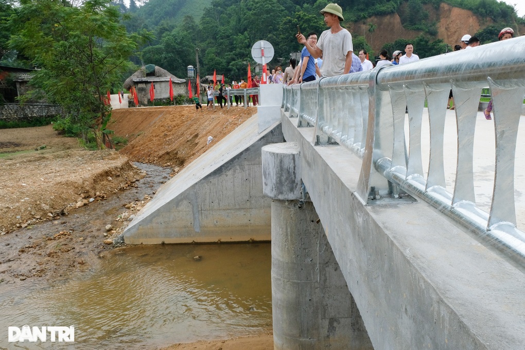 Khánh thành cầu Khuyến học và Dân trí giúp hơn 200 học sinh vượt lũ - 6 Khánh thành cầu Khuyến học và Dân trí giúp hơn 200 học sinh vượt lũ - 6