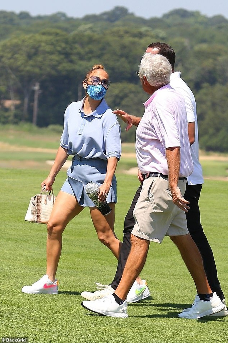 Jennifer Lopez tình tứ hôn bồ trẻ khi đi chơi golf - 3 Jennifer Lopez tình tứ hôn bồ trẻ khi đi chơi golf - 3