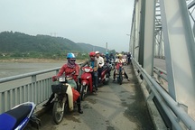 Mẹ ôm con 4 tháng tuổi nhảy cầu Bến Thủy tự vẫn