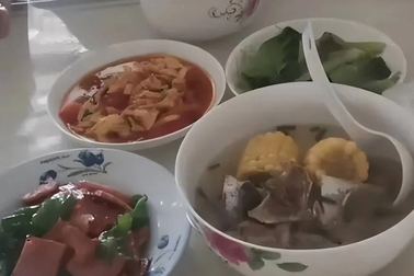 Trung Quốc: Bà mẹ mắng con gái lãng phí khi cô bé nấu nhiều món ăn