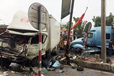 Sau cú va chạm cực mạnh, xe container tông ô tô tải bẹp dúm