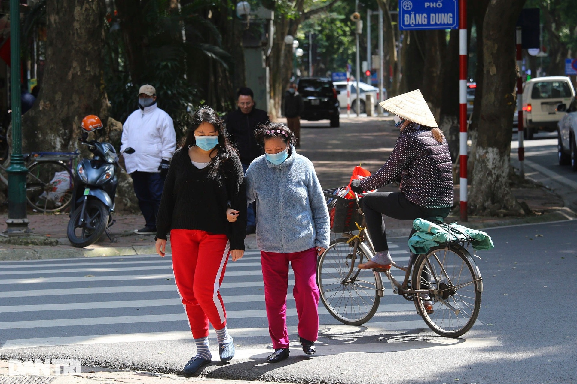 Nắng ấm trong nhiều ngày, người dân Thủ đô dạo phố tận hưởng thời tiết đẹp - 13
