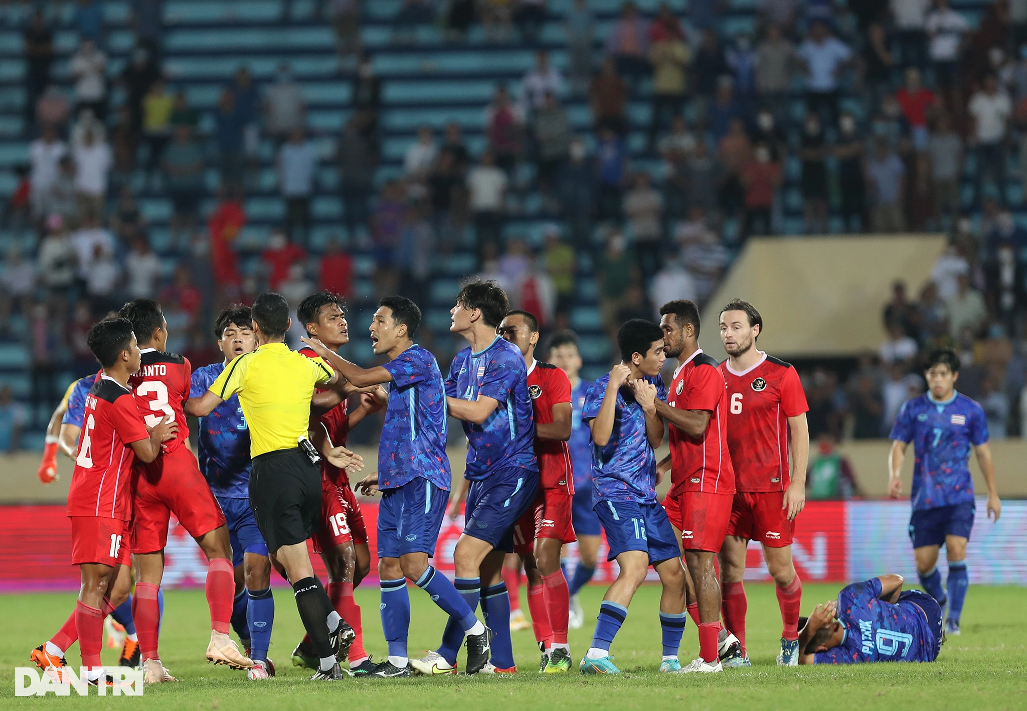 Màn xô xát giữa U23 Thái Lan và U23 Indonesia cùng 4 thẻ đỏ trong 3 phút - 9 Màn xô xát giữa U23 Thái Lan và U23 Indonesia cùng 4 thẻ đỏ trong 3 phút - 9