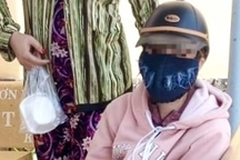 Mẹ ôm con trai 10 tuổi định nhảy cầu tự tử