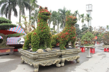 Phát sốt với cặp kiểng “khổng lồ” hình linh vật chó giá 300 triệu đồng