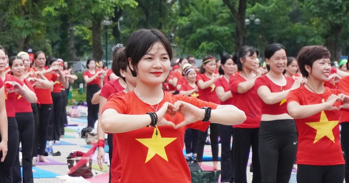 View - Ấn tượng màn đồng diễn yoga của 2.000 người ở Hà Nội | Báo Dân trí