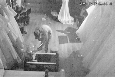 Tên trộm đột nhập tiệm áo cưới lấy tài sản và "cuỗm" luôn chó cưng