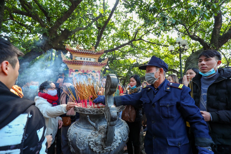 Hàng nghìn người đổ về Phủ Tây Hồ đi lễ - 7 Hàng nghìn người đổ về Phủ Tây Hồ đi lễ - 7