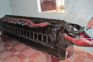 Người tự đẽo quan tài cho… mình