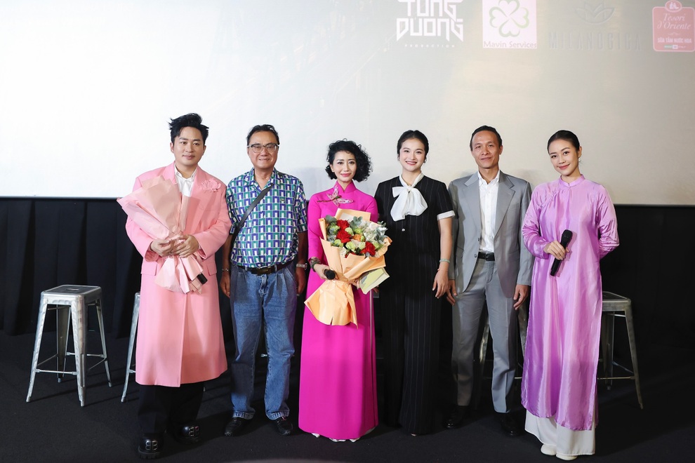 Tung Duong recounts his childhood singing: The stage was his bed, his cousin was the audience - 3 Tùng Dương kể tuổi thơ đi hát: Sân khấu là giường, chị họ làm khán giả - 3