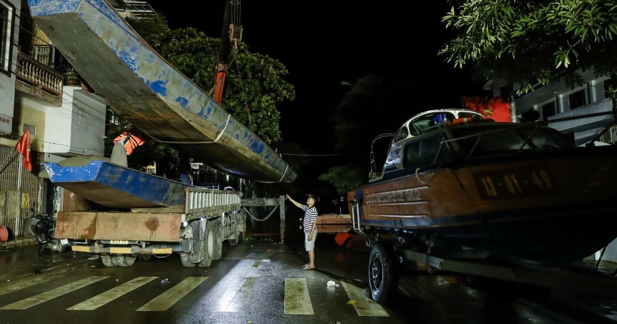 Một người trong đoàn 14 xe bán tải chở đồ tiếp tế đến rốn lũ phường Hồng Hà đêm 10/9 (Ảnh: Nam Anh).