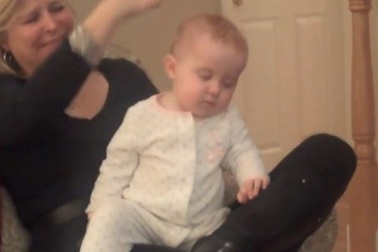 Em bé say ngủ khi được massage thu hút triệu lượt xem