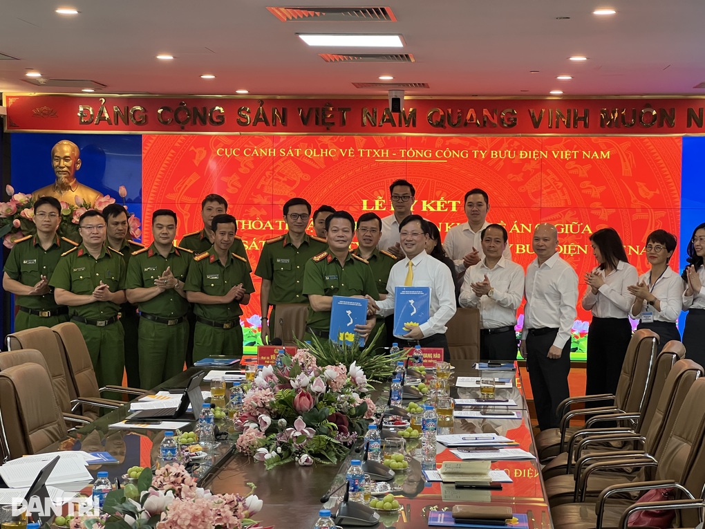 Cục C06 bắt tay với Tổng Công ty Bưu điện Việt Nam triển khai Đề án 06 - 1 Cục C06 bắt tay với Tổng Công ty Bưu điện Việt Nam triển khai Đề án 06 - 1