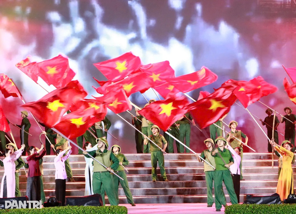 Người dân TPHCM đội mưa xem pháo hoa - 8 Người dân TPHCM đội mưa xem pháo hoa - 8