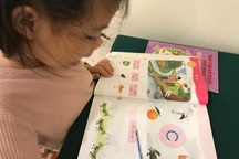 Mẹ là giáo viên, cũng vã mồ hôi kèm con học tiếng Việt lớp 1