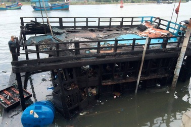 Tàu cá bất ngờ bốc cháy, 3,6 tỷ đồng ra tro