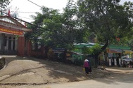 Hàng trăm học sinh, giáo viên thường xuyên đau đầu, buồn nôn vì cây xăng nằm cạnh trường