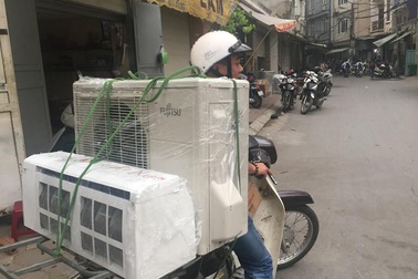 Hà Nội vào hè: Thợ tân trang máy lạnh kiếm 20 triệu đồng/tháng