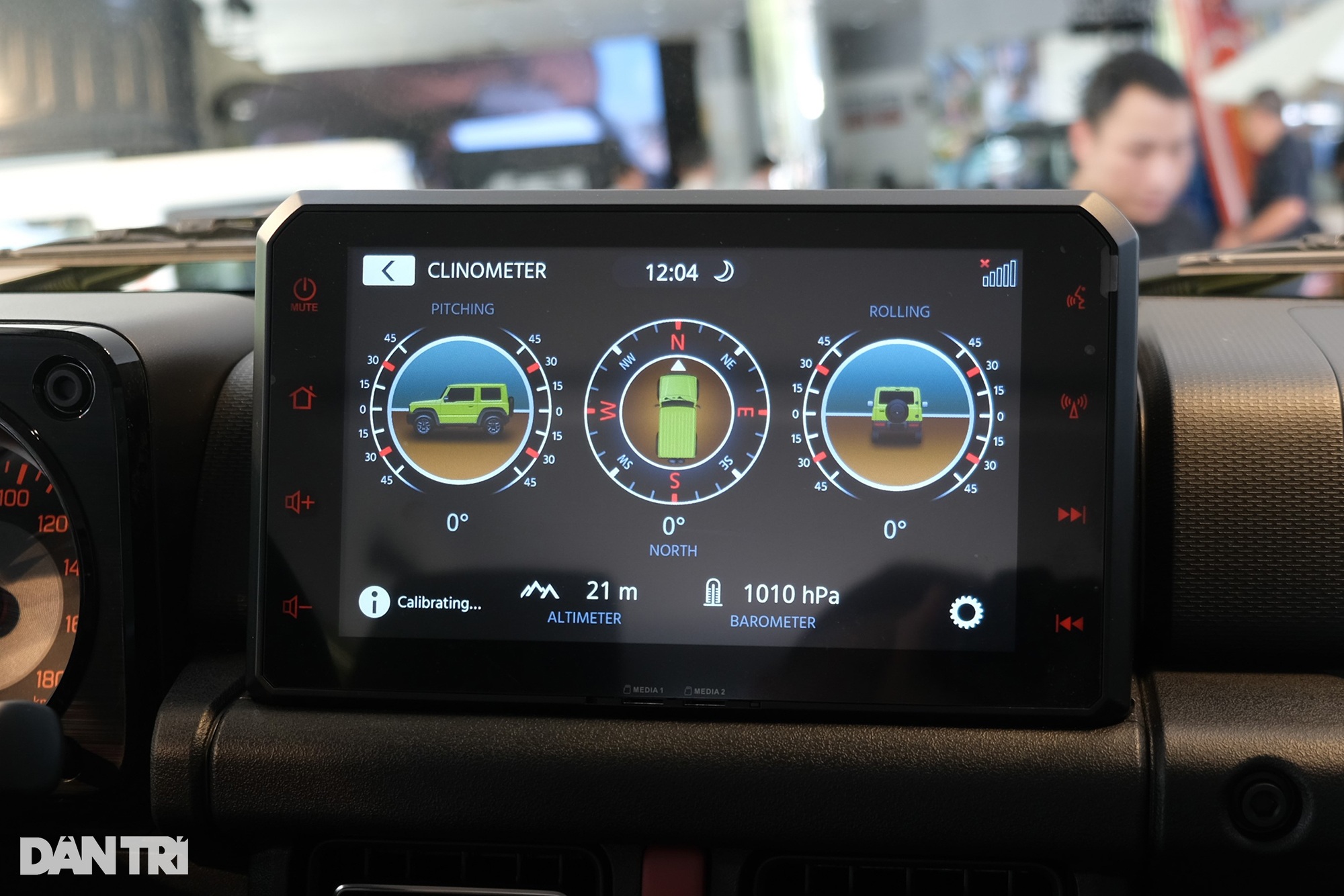 Màn hình giải trí của xe có kích cỡ 10 inch, hỗ trợ kết nối Apple CarPlay/Android Auto và có chế độ hiển thị độ nghiêng, mực nước biển nhằm hỗ trợ off-road (Ảnh: Gia An).