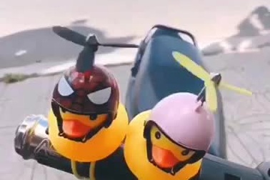 Kiếm tiền triệu từ trào lưu mũ bảo hiểm lắp chong chóng Doremon