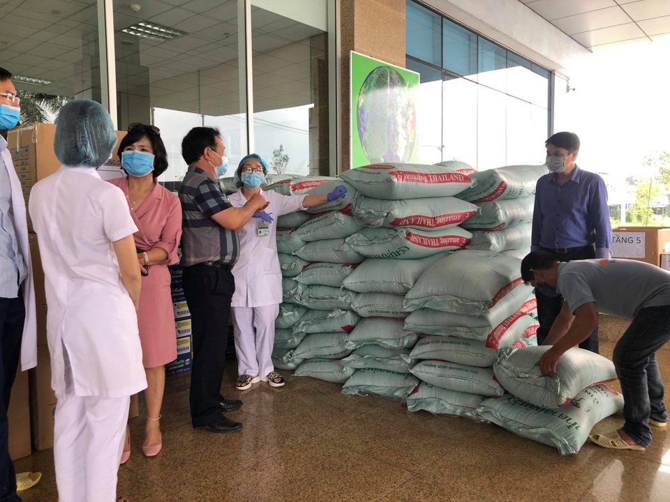 ĐH Thương Mại tặng 5 tấn gạo và 100 triệu đồng tới Bệnh viện Nhiệt đới TƯ 2 - 3 ĐH Thương Mại tặng 5 tấn gạo và 100 triệu đồng tới Bệnh viện Nhiệt đới TƯ 2 - 3