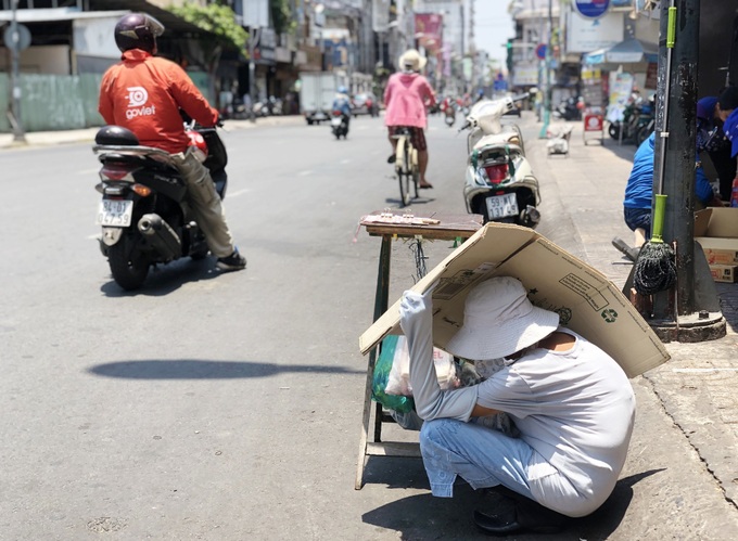 Bắc và Trung Bộ hóa "chảo lửa" khi nền nhiệt lên đến 42 độ, chỉ số tia UV tiếp tục mức nguy cơ gây hại rất cao đến sức khỏe - Ảnh 1.