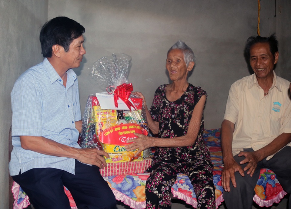 Thăm và tặng quà Bà mẹ Việt Nam anh hùng, thương binh và thân nhân liệt sỹ - 2 Thăm và tặng quà Bà mẹ Việt Nam anh hùng, thương binh và thân nhân liệt sỹ - 2