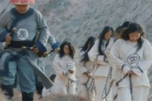 Tour du lịch để khách mặc áo tù đeo gông là sáng tạo hay đáng bị chỉ trích?