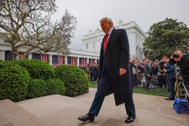 Ván cược chính trị của ông Trump khi tung đòn thuế quan với 180 đối tác