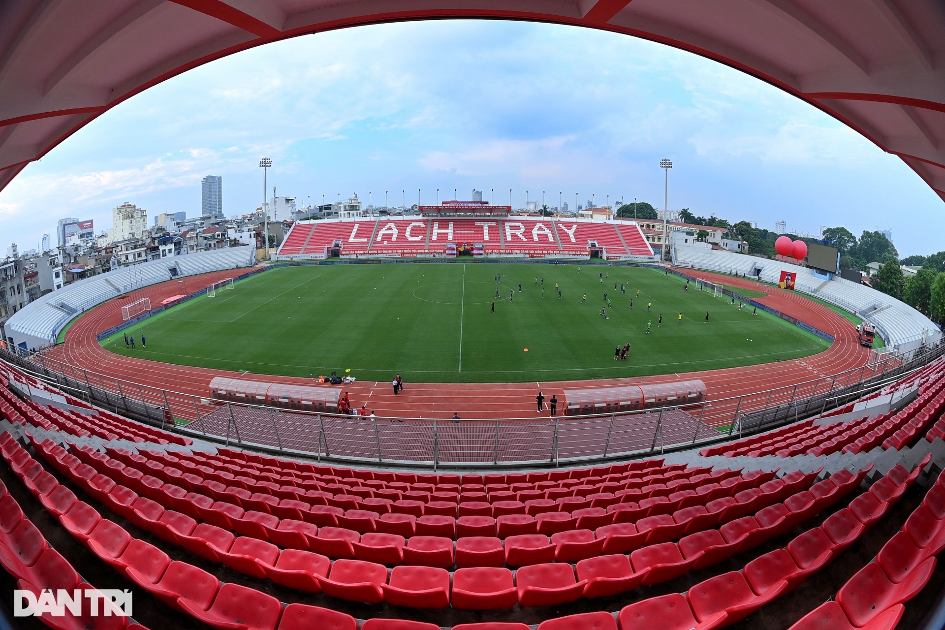 Sân Lạch Tray lột xác với món quà đặc biệt dành tặng HLV Troussier - 1 Sân Lạch Tray lột xác với món quà đặc biệt dành tặng HLV Troussier - 1