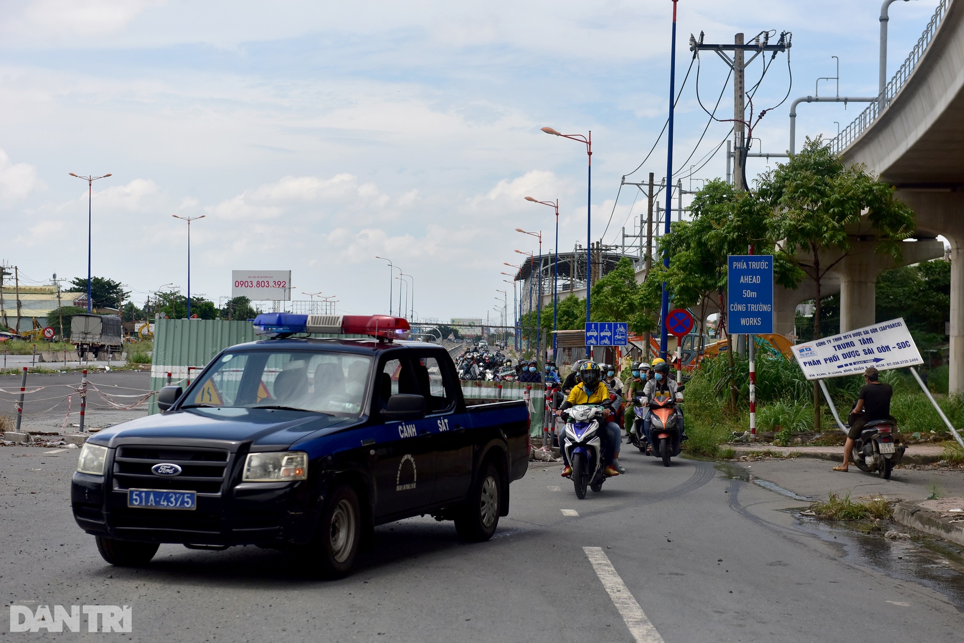 Lực lượng tuần tra dẫn đoàn người ở cửa ngõ định về quê quay trở lại TPHCM - 4 Lực lượng tuần tra dẫn đoàn người ở cửa ngõ định về quê quay trở lại TPHCM - 4