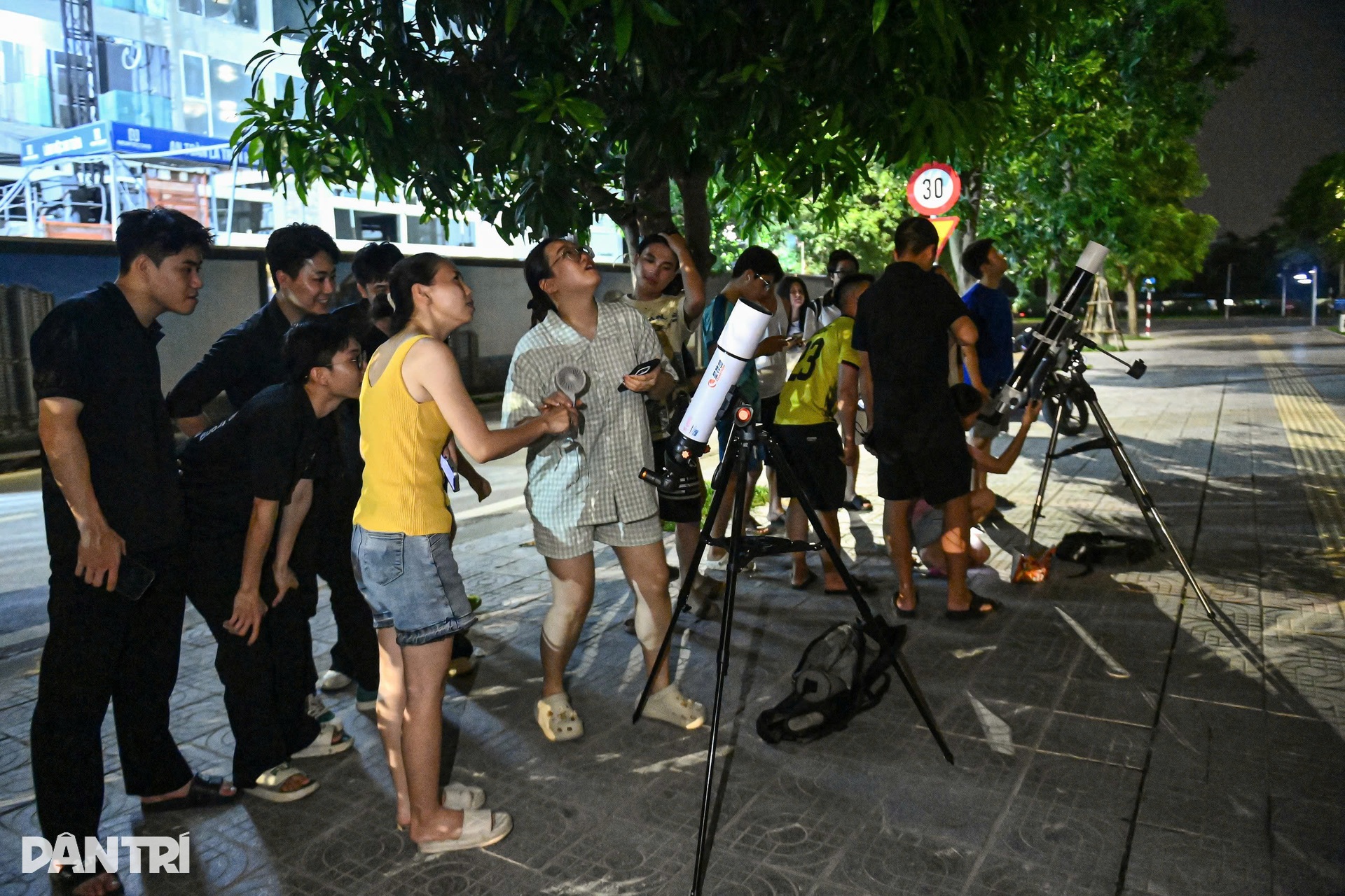 Nahaufnahme des Superblutmondes, der viele Vietnamesen die ganze Nacht wach hielt - 1 Cận cảnh siêu trăng máu khiến nhiều người Việt trắng đêm theo dõi - 1