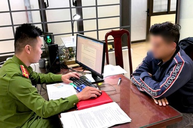 Công an làm việc với người tát, bắt nam thanh niên quỳ gối xin lỗi