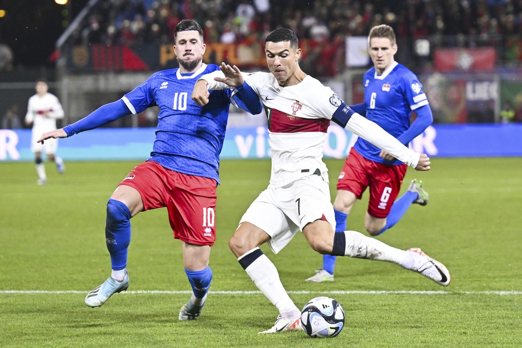 Ronaldo giúp Bồ Đào Nha toàn thắng, Tây Ban Nha vững ngôi đầu bảng - 3 Ronaldo giúp Bồ Đào Nha toàn thắng, Tây Ban Nha vững ngôi đầu bảng - 3