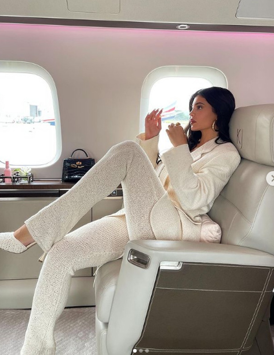 Kylie Jenner mặc áo thủng lỗ chỗ, khoe ngực căng đầy - 9