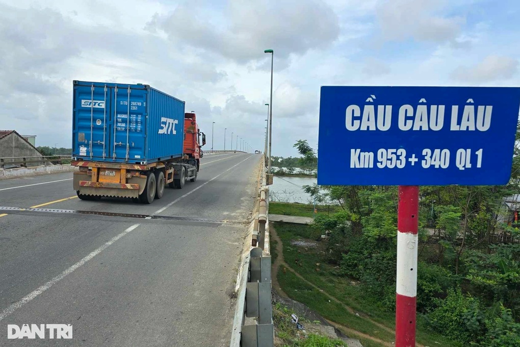 Tạm cấm ô tô lưu thông qua cầu huyết mạch trên quốc lộ 1 - 2 Tạm cấm ô tô lưu thông qua cầu huyết mạch trên quốc lộ 1 - 2