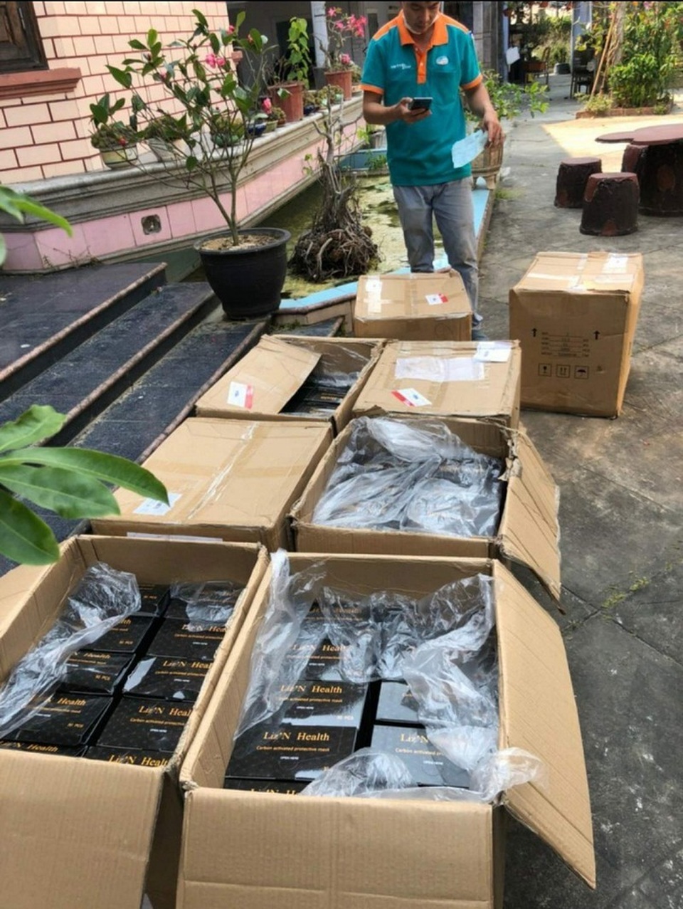 Ai lấy trộm hơn 4.200 khẩu trang chuyển phát từ Viettel Post? - 1 Ai lấy trộm hơn 4.200 khẩu trang chuyển phát từ Viettel Post? - 1