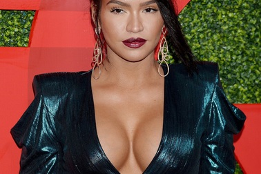 Cassie Ventura gây choáng với váy xẻ bạo