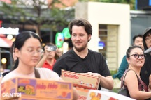 Khách nước ngoài tất bật cùng người dân TPHCM chuyển đồ cứu trợ miền Trung