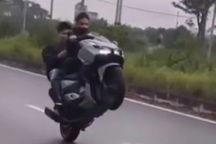 Nam thanh niên bốc đầu xe máy ở Hà Nội bị tịch thu phương tiện