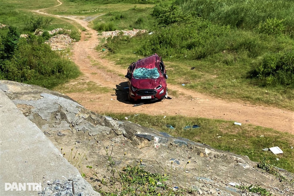 Xe ô tô mất lái lao xuống cầu, người dân phá cửa cứu 2 mẹ con mắc kẹt - 1