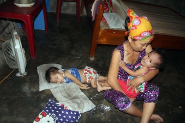 Gia đình nghèo kiết bất lực nhìn con gái 3 tuổi không có hậu môn "chết mòn"!